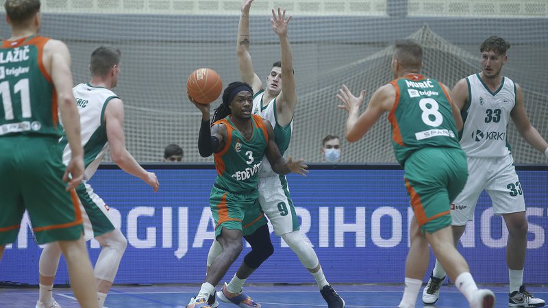 Fotografija: Košarkarji Cedevite Olimpije (v zelenih dresih) morajo v samoosamitev. FOTO: Blaž Samec/Delo