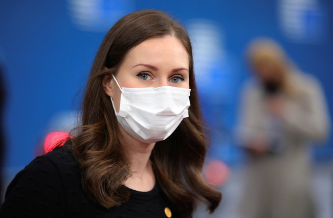 Finska predsednica vlade Sanna Marin je napovedala, da bodo preučili možnosti za dodatne ukrepe zoper širjenje virusa. FOTO: Olivier Matthys/Reuters