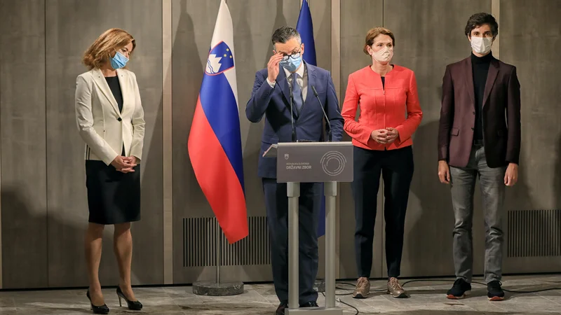 Fotografija: Zavezništvo za demokratični preporod Slovenije ali koalicija ustavnega loka? Preden bi lahko uveljavili katerega od teh dveh konceptov, bi voditelji opozicije potrebovali še sedem poslanskih glasov podpore. Foto Robert Balen/Večer