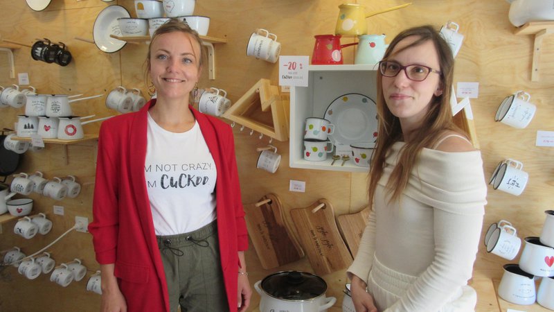 Fotografija: Sestri Nina Majcen (levo) in Urška Golob v Kukušnjaku, kjer so na voljo vsi izdelki iz emajla, lesa ter drugih materialov. Izdelkov je vsak dan več. FOTO: Špela Kuralt/Delo