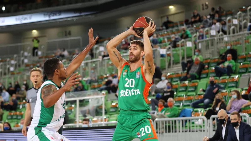 Fotografija: Cedevita Olimpija ni objavila, kdo je njen pozitivni košarkar, toda Alen Hodžić (z žogo) je po razkritju med nedeljsko tekmo s Krko ostal v slačilnici. FOTO: ABA