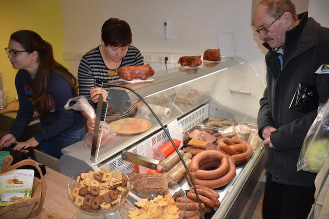 Zakonski &raquo;nosilci trgovinske dejavnosti&laquo; bodo v svojih prodajalnah smeli obratovati tudi ob nedeljah, sami ali &raquo;njihovi zastopniki, lahko pa tudi dijaki, študenti in upokojenci&laquo;. Foto Oste Bakal