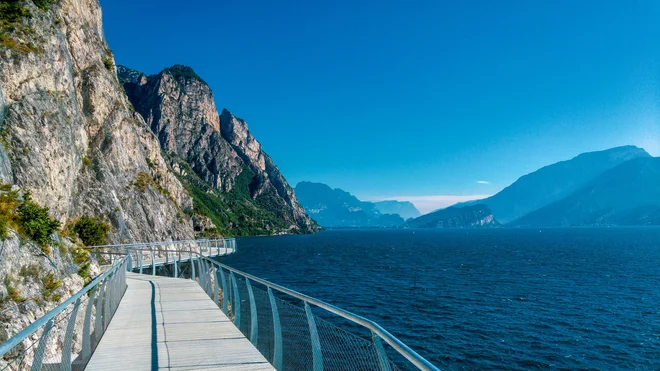 Ob turistično obleganem Gardskem jezeru nastaja kolesarska steza s čudovitim razgledom. FOTO: Promocijsko gradivo