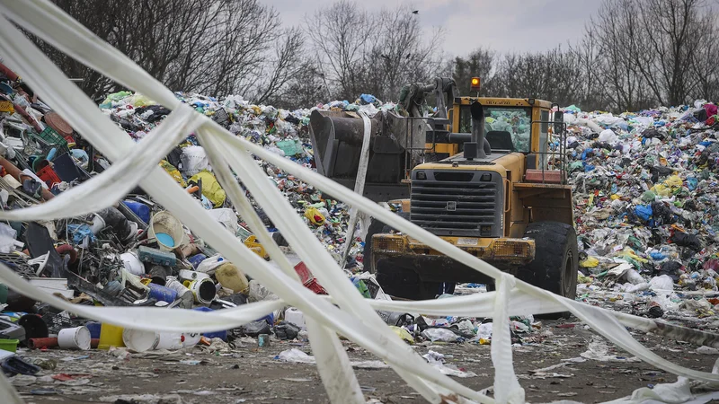 Fotografija: »Da bi EU dosegla cilje v zvezi z recikliranjem plastične embalaže, mora spremeniti sedanje razmere, ko sežgemo več, kot recikliramo. To je velikanski izziv,« je povedal član evropskega računskega sodišča Samo Jereb. FOTO: Jože Suhadolnik/Delo