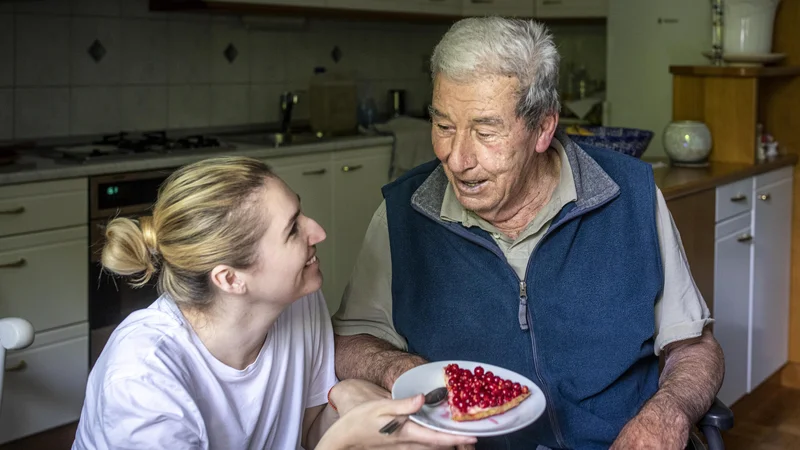 Fotografija: V Sloveniji je po ocenah okoli 200.000 neformalnih oskrbovancev starejših in kroničnih bolnikov, v Evropi je na njihovih plečih kar 75 odstotkov oskrbe za starejše. Foto Voranc Vogel