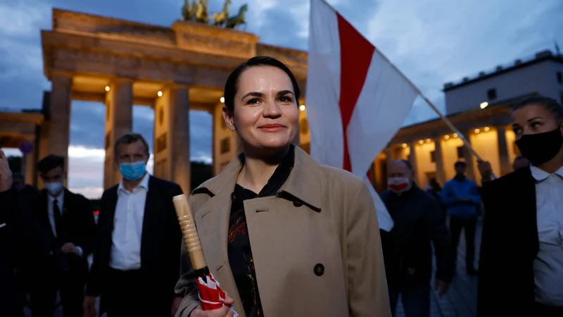 Fotografija: Beloruska vodja opozicije Svetlana Tihanovska se je udeležila protesta za spremembe v Belorusiji pri Brandenburških vratih v Berlinu. Foto Odd Andersen/AFP