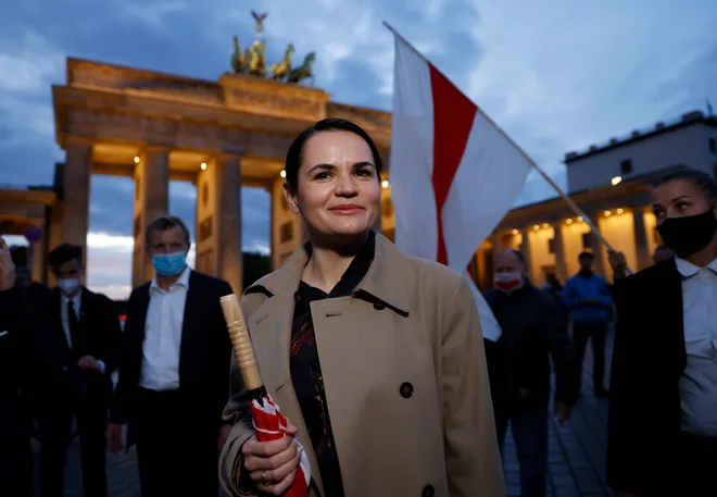 Beloruska vodja opozicije Svetlana Tihanovska se je udeležila protesta za spremembe v Belorusiji pri Brandenburških vratih v Berlinu. Foto Odd Andersen/AFP