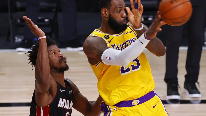 Fotografija: LeBron James in Jimmy Butler sta bila najboljša posameznika na četrti tekmi finala. FOTO: Kevin C. Cox/AFP