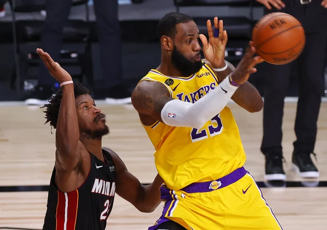 LeBron James in Jimmy Butler sta bila najboljša posameznika na četrti tekmi finala. FOTO: Kevin C. Cox/AFP