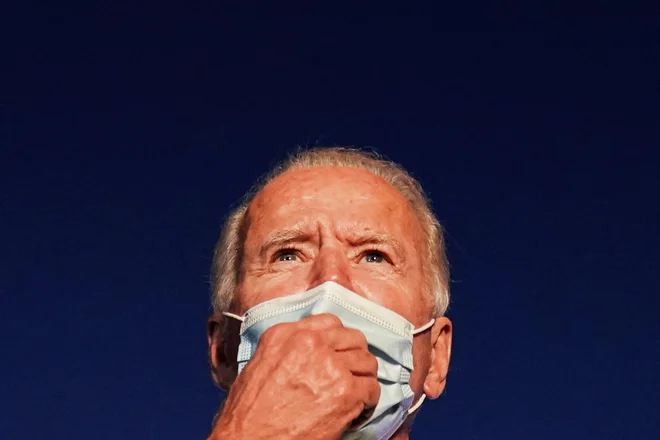 Demokratski predsedniški kandidat Joe Biden stavi na maske. <br />
FOTO: Kevin Lamarque/Reuters