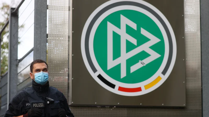 Fotografija: Nemški nogometni zvezi grozi nova afera. FOTO: Foto Kai Pfaffenbach/Reuters
