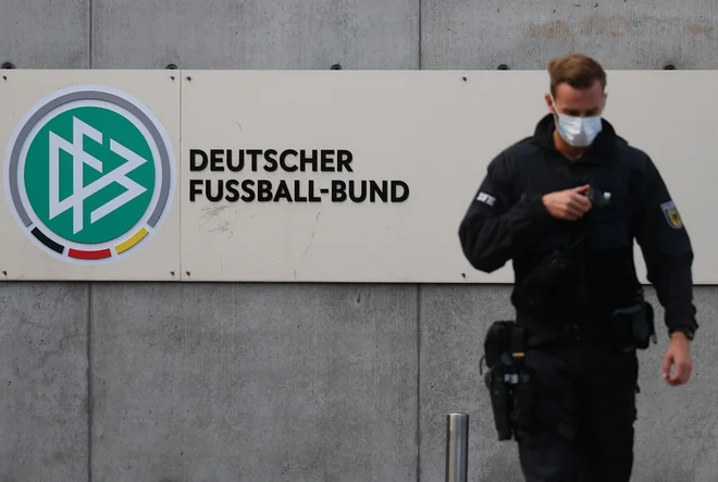 Policija je preiskala prostore zveze. FOTO: Kai Pfaffenbach/ Reuters