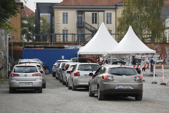 Vrste za čakanje na testiranje okužb z novim koronavirusom pred zdravstvenim domom na Metelkovi v Ljubljani. FOTO: Leon Vidic/Delo