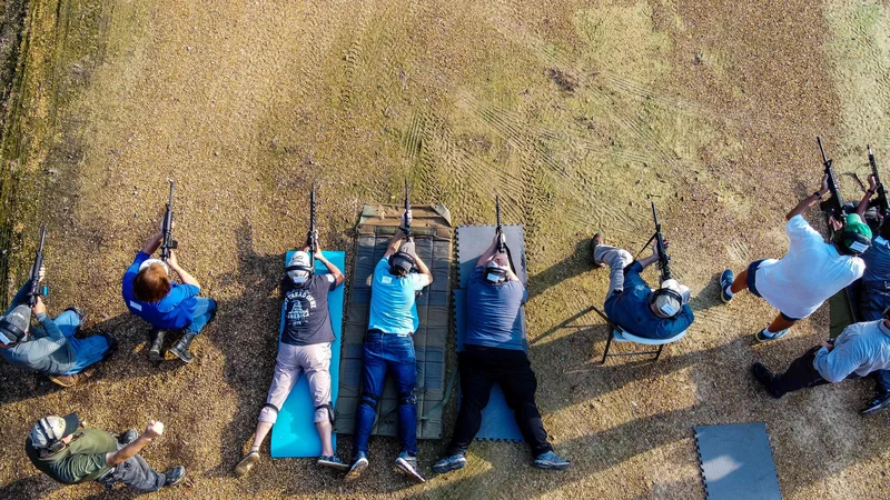 Fotografija: Študenti streljajo iz polavtomatskih pušk AR-15 med tečajem streljanja na akademiji za strelno orožje Boondocks v Jacksonu v Mississippiju. Prodaja orožja in zanimanje zanj sta se po celotnih ZDA v zadnjem obdobju še dodatno povečali, razlog za to pa so pandemija, protesti in politika. FOTO: Chandan Khanna/Afp