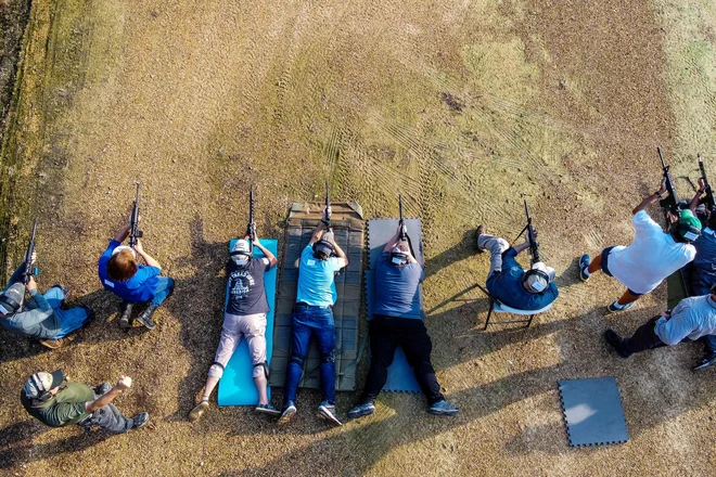 Študenti streljajo iz polavtomatskih pušk AR-15 med tečajem streljanja na akademiji za strelno orožje Boondocks v Jacksonu v Mississippiju. Prodaja orožja in zanimanje zanj sta se po celotnih ZDA v zadnjem obdobju še dodatno povečali, razlog za to pa so pandemija, protesti in politika. FOTO: Chandan Khanna/Afp