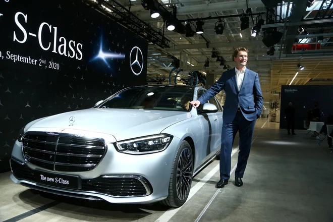 Ola Kaellenius, prvi mož Daimlerja, ob novem mercedesu razreda S. FOTO: Ralph Orlowski/Reuters
