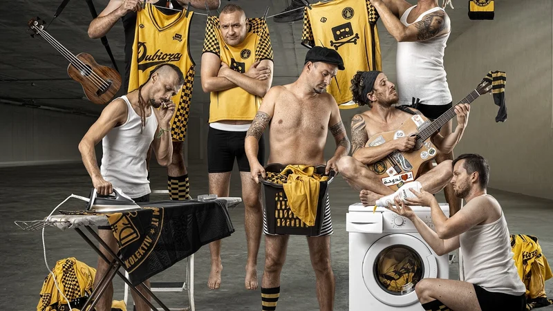 Fotografija: Zasedba Dubioza kolektiv: Almir Hasanbegović (Zenica) in Adis Zvekić (Nemila) – vokal, Brano Jakubović (Zabrđe) glasbeni sampler, Vedran Mujagić (Sarajevo) bas kitara, Jernej Šavel (Murska Sobota) solo kitara, Mario Ševarac (Trebinje) saksofon in Senad Šuta (Šegotići) bobni FOTO: Goran Lizdek & Edvin Kalić/Promocijsko gradivo