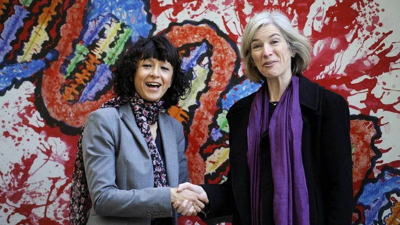 Fotografija: Francoska mikrobiologinja Emmanuelle Charpentier in ameriška biokemičarka Jennifer Doudna FOTO: Eloy Alonso Reuters