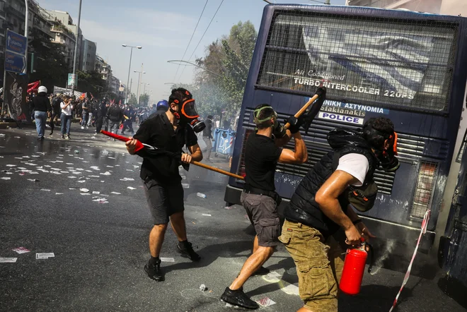 Protestni shod pred sodiščem se je sprevrgel v izgrede. FOTO: Costas Baltas/Reuters