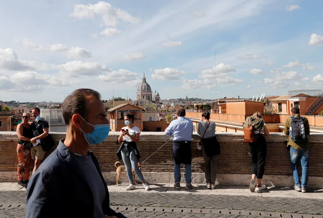 V Italiji so uvedli obvezno uporabo zaščitnih mask na prostem v vsej državi in zaostrili nadzor nad izvajanjem zaščitnih ukrepov.&nbsp;FOTO: Remo Casilli/Reuters