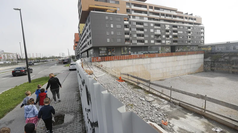Fotografija: Čeprav ima poslovnež Izet Rastoder gradbeno dovoljene že od lanskega septembra, se gradnje najvišjih stoplnic v državi še ne more lotiti. Foto: Leon Vidic