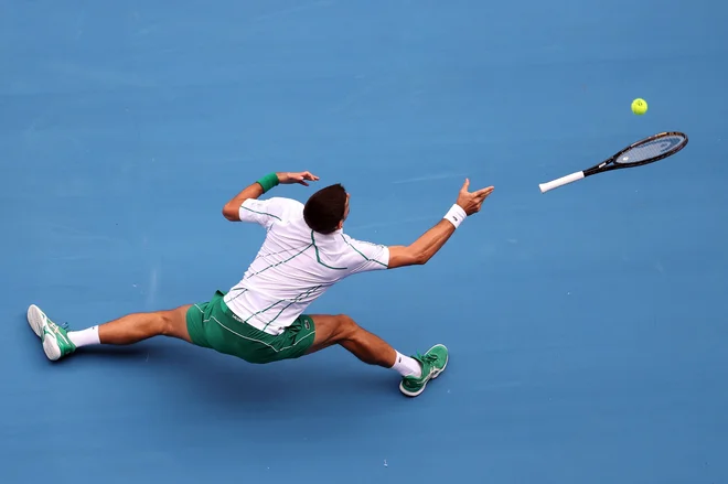 Januar 2020. Tretji dan odprtega prvenstva Avstralije v Melbournu sta v tretji krog zanesljivo napredovala branilca naslova Srb Novak Đoković in Japonka Naomi Osaka. Đoković je po zahtevnem preizkusu v prvem krogu, ko je šele po štirih nizih ugnal Nemca Jan-Lennarda Struffa, lažje prišel do druge zmage proti Tatsumi Itu. Sedemkratni zmagovalec OP Avstralije je slavil zmago po dobri uri in pol s 6:1, 6:4, 6:2, Japonec, sicer 146. igralec sveta, pa mu je nekaj težav povzročal predvsem v drugem nizu. FOTO: David Gray/Afp
