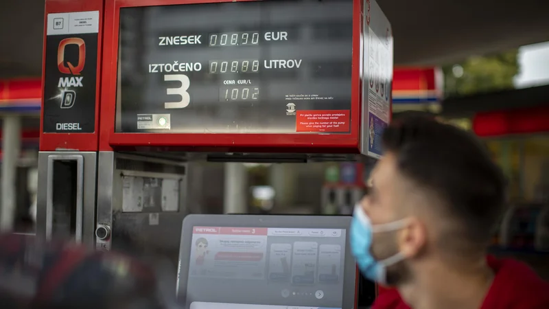 Fotografija: Trije največji trgovci Petrol, OMV in MOL so liter dizelskega goriva podražili za 0,2 centa na 1,002 evra. FOTO: Voranc Vogel/Delo