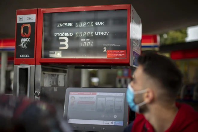 Trije največji trgovci Petrol, OMV in MOL so liter dizelskega goriva podražili za 0,2 centa na 1,002 evra. FOTO: Voranc Vogel/Delo