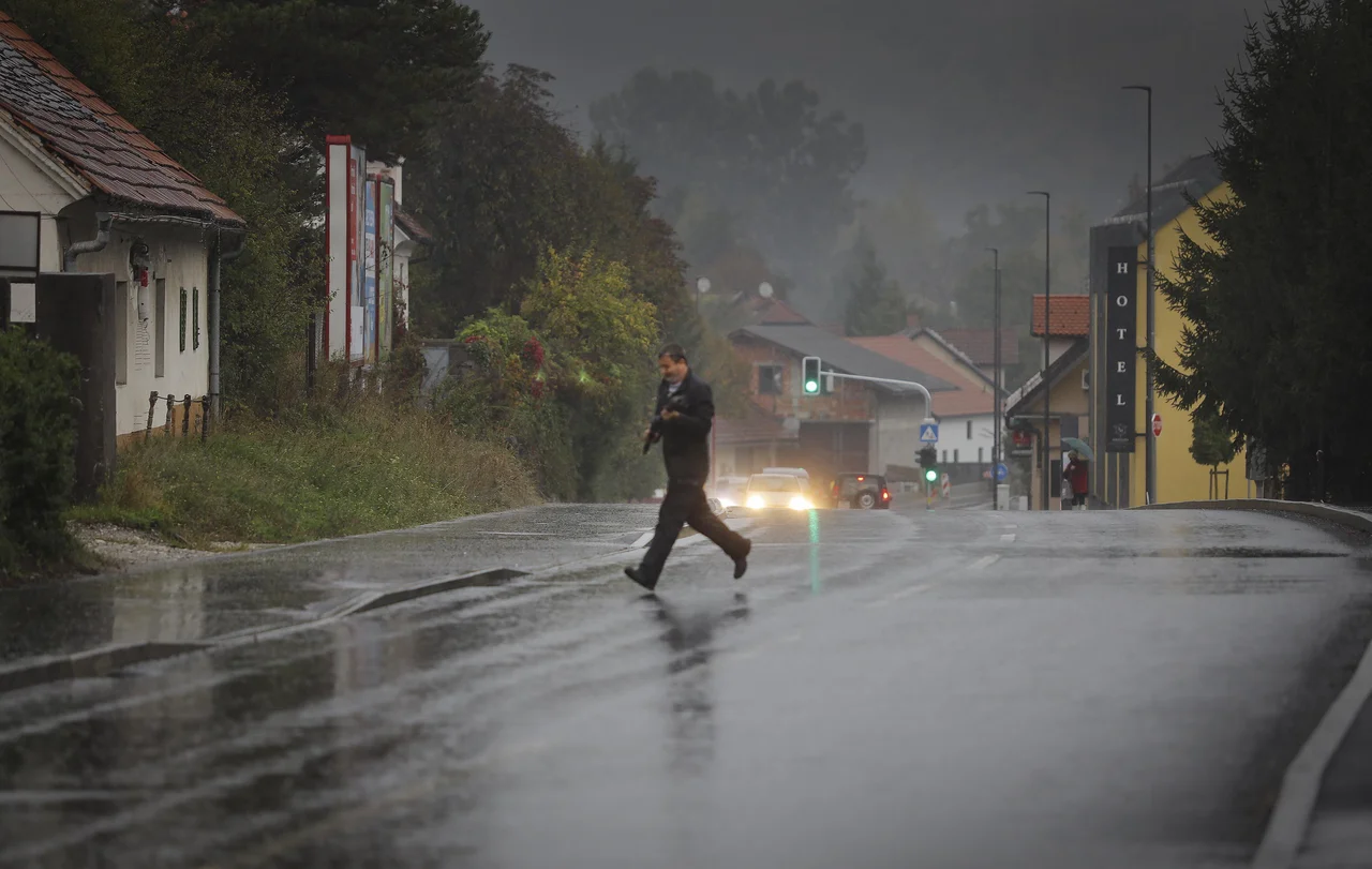 Fotografija: Obnovljena Dunajska cesta je od Ruskega carja naprej dvopasovna. FOTO: Jože Suhadolnik/Delo