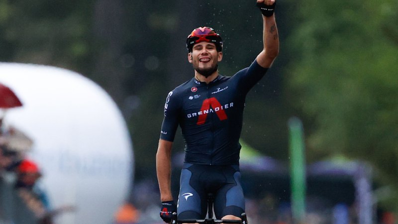 Fotografija: Filippo Ganna se je takole veselil zmage na peti etapi dirke po Italiji. FOTO: Luca Bettini/AFP