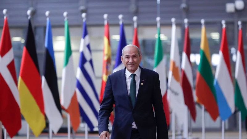 Fotografija: Predsednik vlade Janez Janša se je včeraj posmehljvo odzval na načrte opozicije. »Poimenovanje skupinice levih in skrajno levih strank in strančic za ustavni lok je norčevanje tako iz slovenskega jezika kot iz ustavne ureditve Republike Slovenije,« je komentiral. FOTO: Olivier Hoslet/AFP