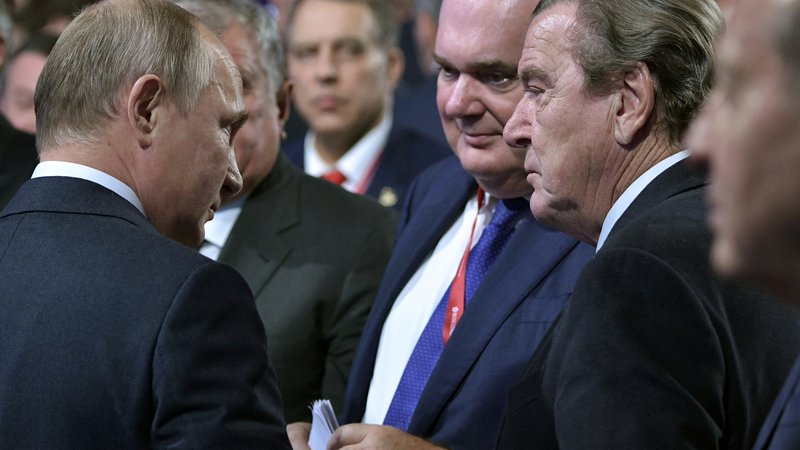 Fotografija: Ruski predsednik Vladimir Putin in Gerhard Schröder sta v dobrih ­odnosih od takrat, ko je Schröder vodil Nemčijo. FOTO: Reuters