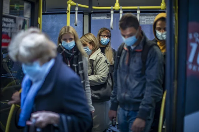 Številni strokovnjaki so bili še poleti prepričani, da bomo v najslabšem primeru imeli 300 okužb na dan konec novembra, nekateri so menili, da celo šele decembra. FOTO: Voranc Vogel/Delo