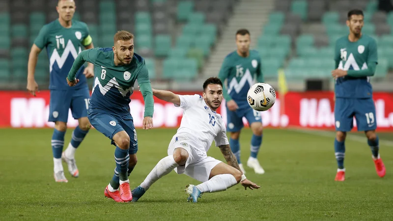 Fotografija: Sandi Lovrić (levo) je dobil priložnost za igro od prve minute. FOTO: Blaž Samec/Delo