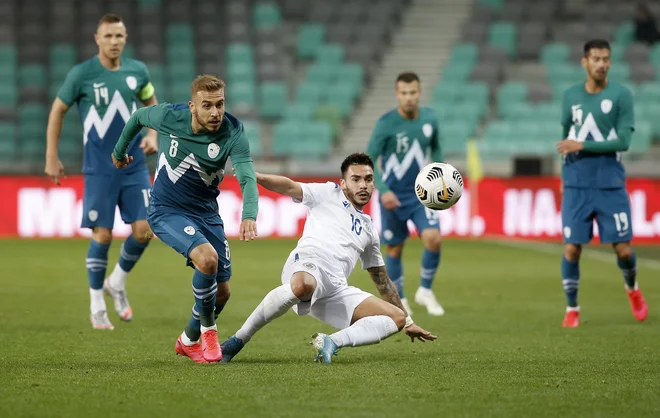 Sandi Lovrić (levo) je dobil priložnost za igro od prve minute. FOTO: Blaž Samec/Delo
