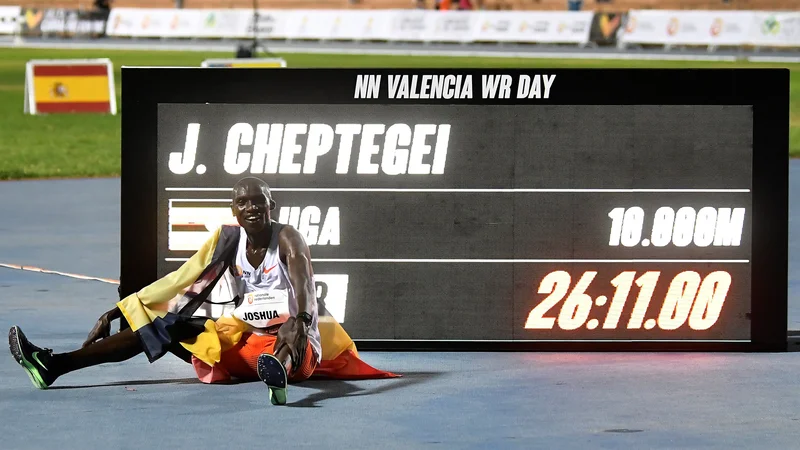 Fotografija: Izjemni Joshua Cheptegei je sinoči v Valencii kar za deset sekund popravil rekordni čas na deset kilometrski razdalji in postal kralj tekov na srednji razdalji. FOTO: Jose Jordan/AFP