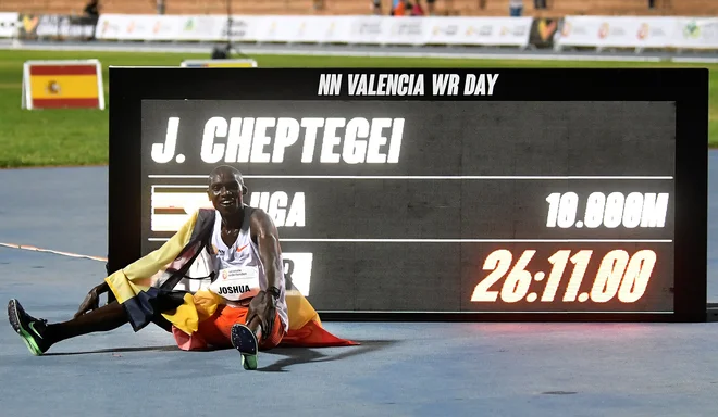 Izjemni Joshua Cheptegei je sinoči v Valencii kar za deset sekund popravil rekordni čas na deset kilometrski razdalji in postal kralj tekov na srednji razdalji. FOTO: Jose Jordan/AFP