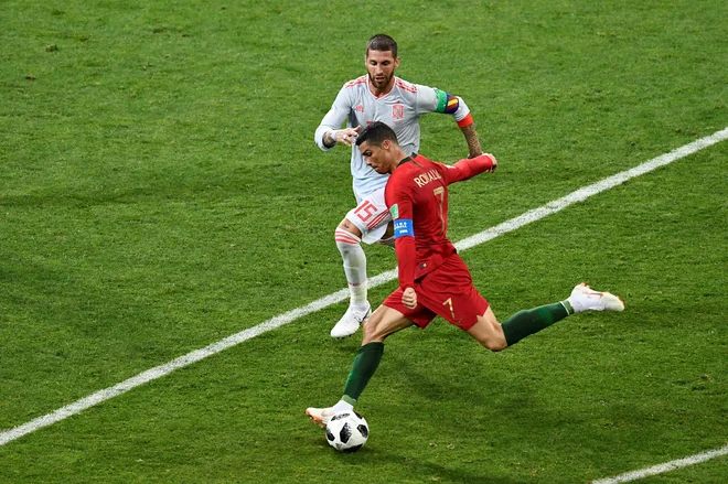 Cristiano Ronaldo in Sergio Ramos sta bila sinoči v Lizboni daleč drug od drugega. Nazadnje sta se nekdanja soigralca pri Realu na igrišču merila pred dobrima dvema letoma na svetovnem prvenstvu v Rusiji. FOTO: Jonathan Nackstrand/AFP