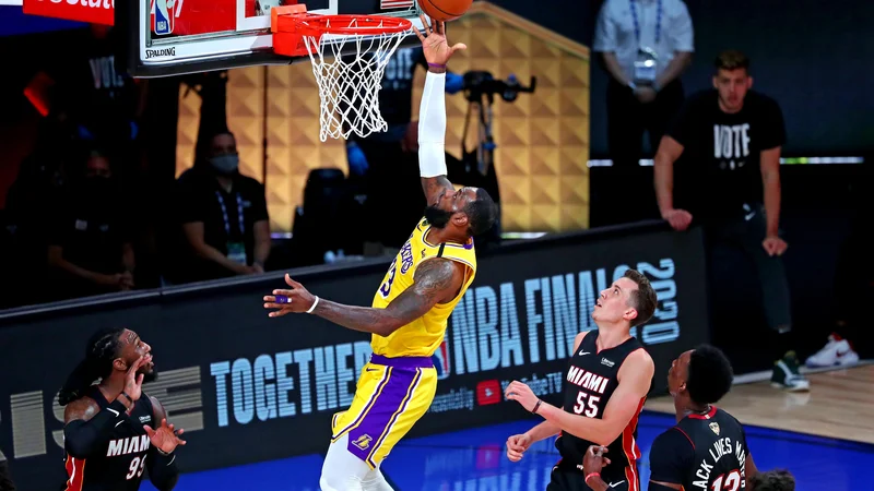 Fotografija: Letošnji finale NBA zaznamuje tudi rekordno nizka gledanost, za kar naj bi bila kriva pandemija in družbeni aktivizem o pravičnosti, pri katerem je zelo dejaven največji zvezdnik LeBron James. FOTO: Kim Klemen/USA Today Sports