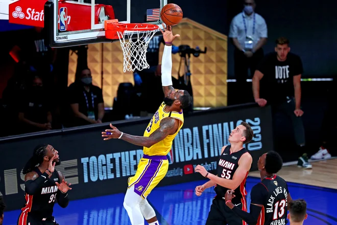 Letošnji finale NBA zaznamuje tudi rekordno nizka gledanost, za kar naj bi bila kriva pandemija in družbeni aktivizem o pravičnosti, pri katerem je zelo dejaven največji zvezdnik LeBron James. FOTO: Kim Klemen/USA Today Sports