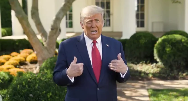 Ameriški predsednik Donald Trump je posvaril vodstvo NBA in košarkarje ter jih ošvrknil, da je tako ali tako vse manj zanimanja za najmočnejšo klubsko tekmovanje na svetu. FOTO: The White House/Reuters