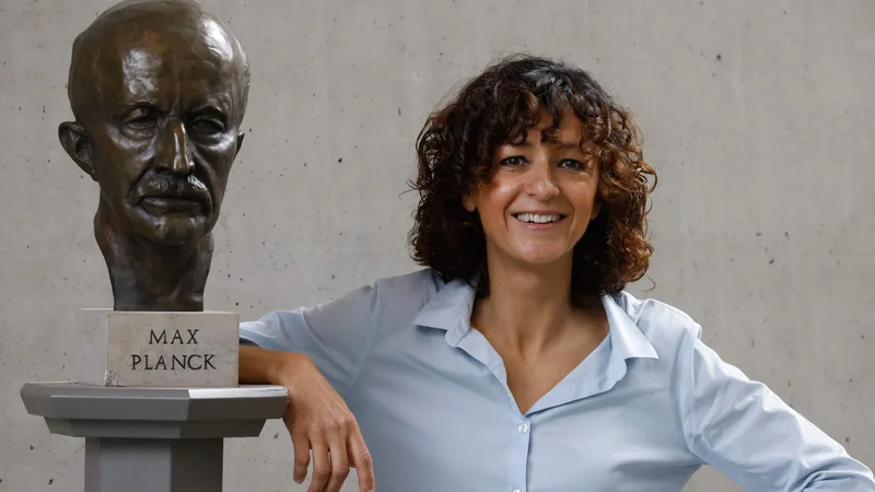 Fotografija: Nobelovo nagrado za kemijo sta letos prejeli Francozinja Emmanuelle Charpentier in Američanka Jennifer Doudna za razvoj metode genskega inženiringa crispr-cas9, sporočila švedska kraljeva akademija znanosti. Emmanuelle Charpentier je odkrila molekulo tracrRNA, ki jo nekatere molekule uporabljajo za svojo zaščito, tako da izločijo okužen del DNK. Nato se je povezala z Jennifer Doudna, s katero sta ta proces poustvarili v epruveti.
51-letna Charpentierjeva in 56-letna Doudna sta šesta in sedma ženska, ki prejmeta ugledno nagrado za kemijo. Razdelili si bosta denarno nagrado v vrednosti deset milijonov švedskih kron oz. 950.000 evrov. FOTO: Odd Andersen/Afp