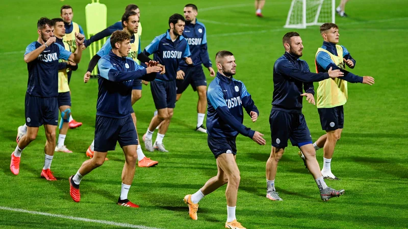 Fotografija: Kosovo je v evforičnem stanju, toda nogometna reprezentanca danes v Skopju ne bo v vlogi favorita in bi pripravila čudež, če bi premagala Severno Makedonijo. FOTO: Armend Nimani/AFP