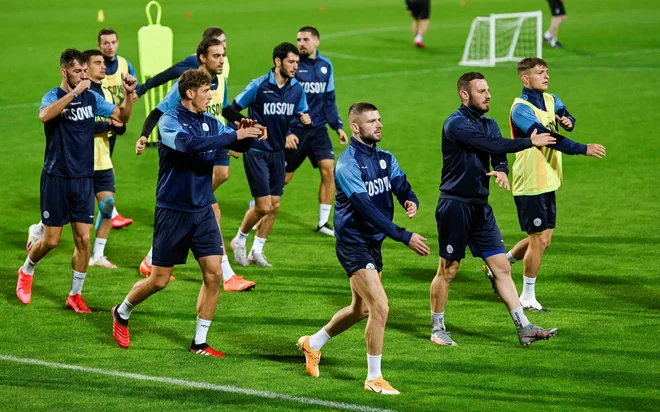 Kosovo je v evforičnem stanju, toda nogometna reprezentanca danes v Skopju ne bo v vlogi favorita in bi pripravila čudež, če bi premagala Severno Makedonijo. FOTO: Armend Nimani/AFP