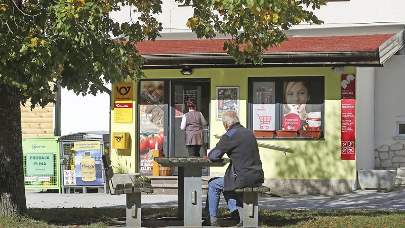 Fotografija: Na Jezerskem imajo pogodbeno pošto v sklopu trgovine. FOTO: Leon Vidic/Delo