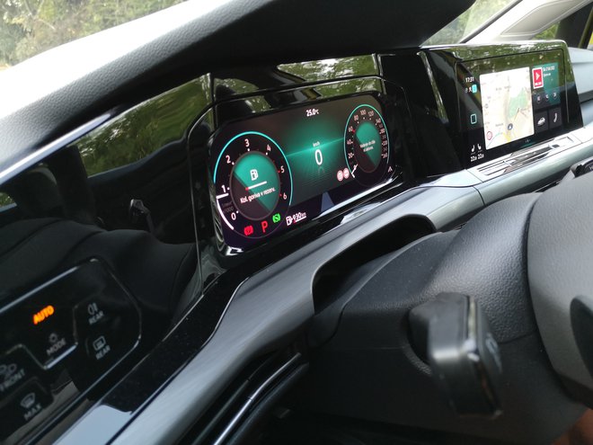 Voznik ima pred seboj kar dva zaslona, enega za volanom in drugega na sredini. FOTO: Gregor Pucelj/Delo