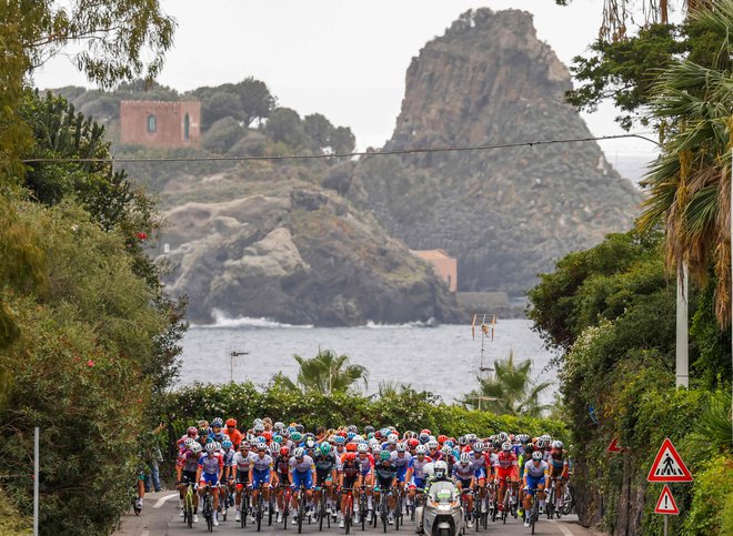Giro ponuja lepe prizore, kot je bil ta s Sicilije. FOTO: Luca Bettini/AFP