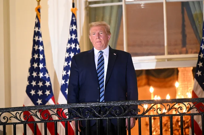 Donald Trump je po prihodu iz bolnišnice demonstrativno odstranil zaščitno masko. FOTO: Erin Scott/Reuters