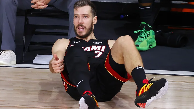 Fotografija: Goran Dragić lahko le nemočno stiska pesti za soigralce v dvoboju z Los Angeles Lakers. FOTO: Kevin C. Cox/AFP