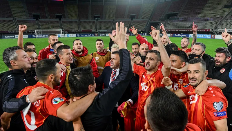 Fotografija: Makedonski selektor Igor Angelovski se je po zmagi nad Kosovom prepustil veselju skupaj z igralci. FOTO: Robert Atanasovski/AFP
